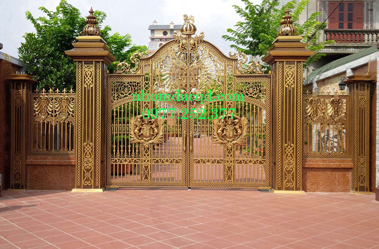 Cổng nhôm đúc đẹp ở Đà Lạt do công ty nhôm đúc Quang Đại tư vấn thiết kế